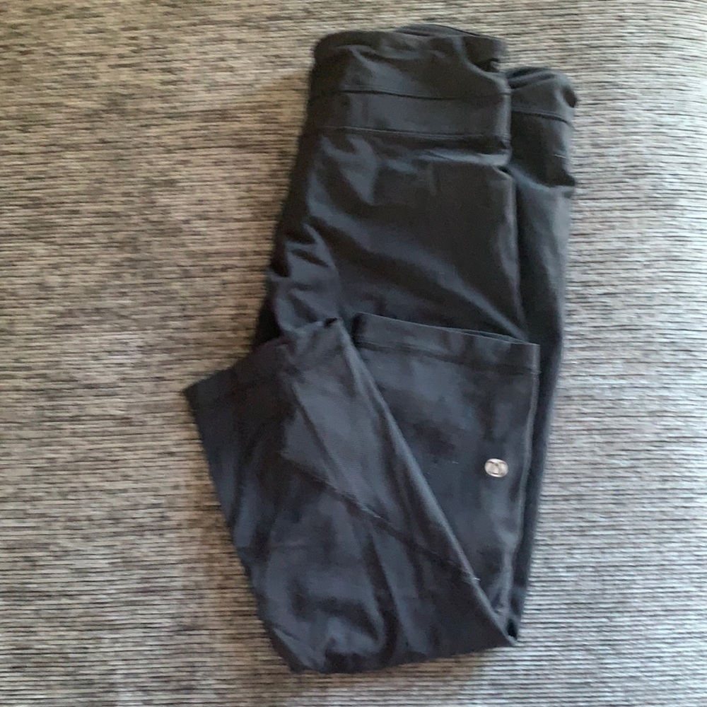 Lululemon leggings. Black. Capri length. Size 8